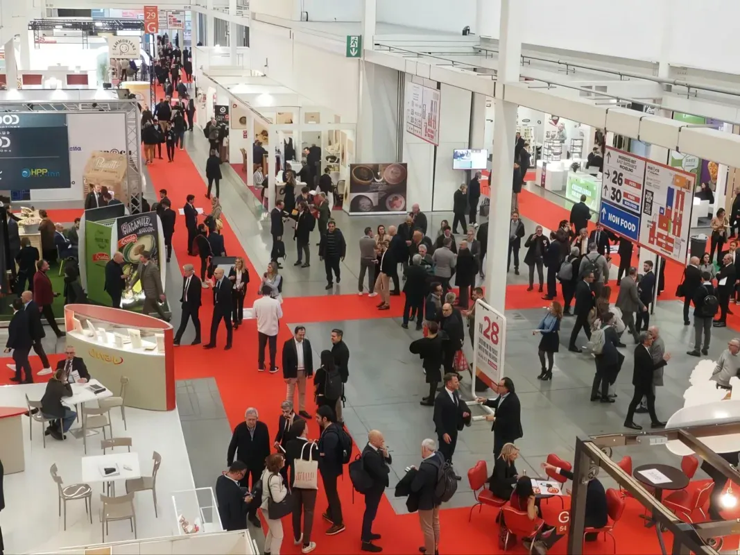 Visitatori tra gli stand di MARCA 2026 con focus sullo stand PratiPack di LPM PACKAGING