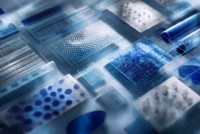 Close-up tecnico di materiali per packaging con overlay progettuali e dettagli rossi LPM PACKAGING